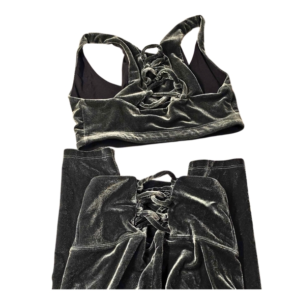 Year of Ours Velvet Set Leggings and Sports Bra Velvet Sage Small - Picture 3 of 8